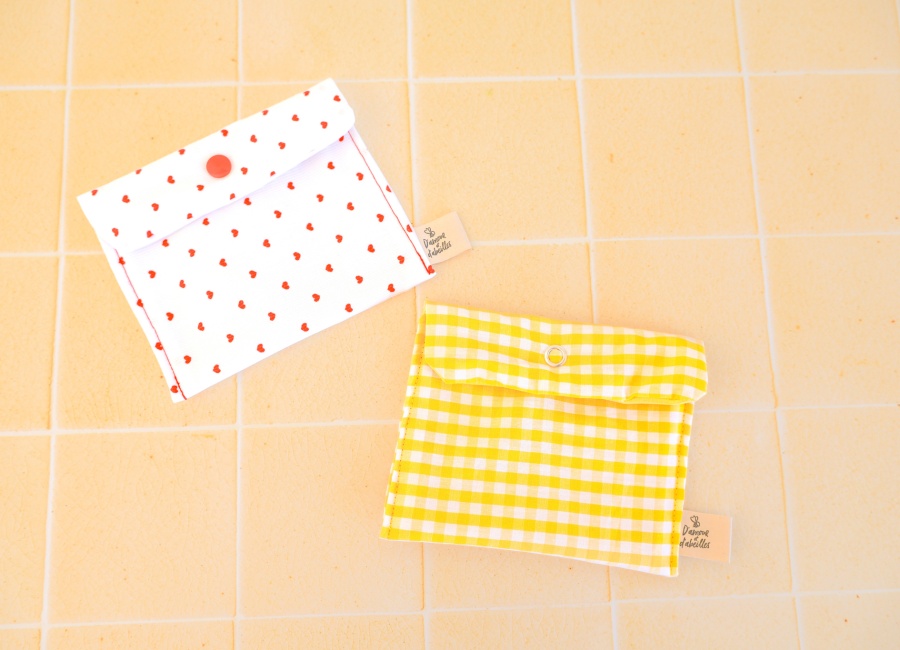 damouretdabeilles_pochette_savon_impermeable_coeurs_rouges_vichyjaune_2
